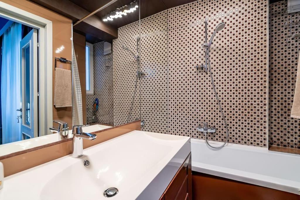 Modern - Central Apartment Bukares Bagian luar foto